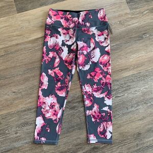 Victoria Secret Sport Knockout capri leggings floral size small